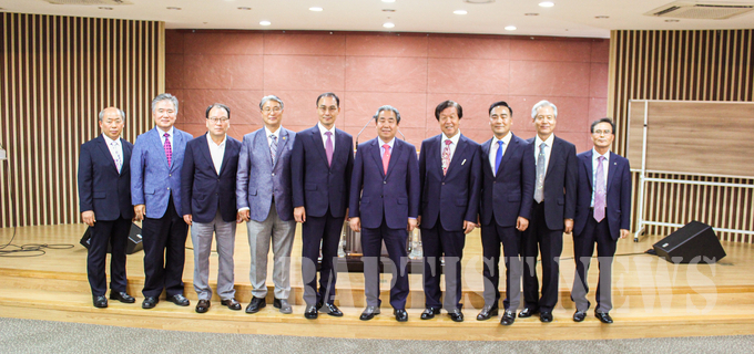 지난 8월 30일 실시된 의장단 본등록에서 윤재철 목사(대구중앙, 사진 왼쪽 다섯번째)가 단독후보로 등록했다.
