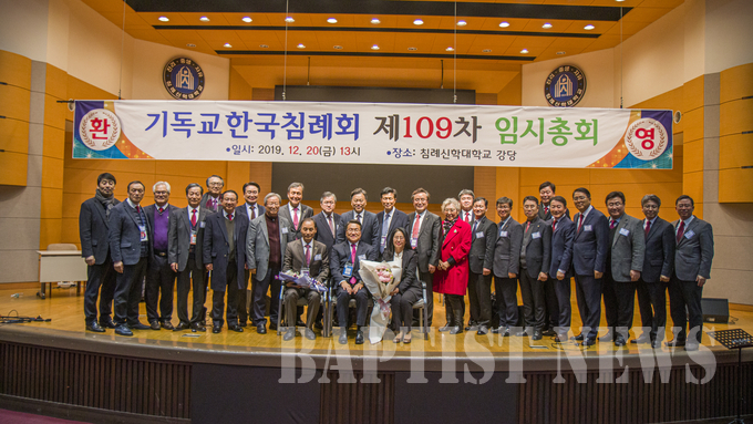 임시총회가 끝난 후 단체사진을 찍고 있다.