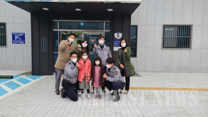 신동탄지구촌교회 주일학교가 교회 인근 경찰서에 추수감사 선물을 전달하고 있다.