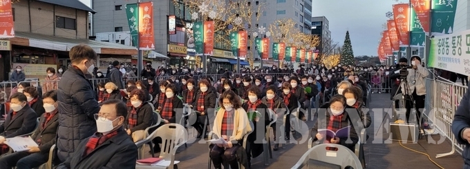 강릉 월화의거리에서 진행된 크리스마트리 성탄축제 트리 점등식.