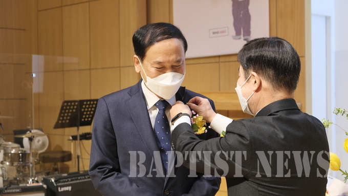 김용성 신임원장이 이요섭 전 원장에게 퇴임 기념으로 순금 배지를 달아주고 있다.