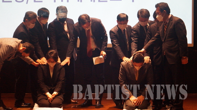 우영석 목사(오른쪽 아래)와 나성은 사모(왼쪽 아래)에게 새중앙지방회 시취위원회 목회자들과 월드 베스트프랜드 설립자 차보용 목사가 선교사 파송을 위해 안수기도하고 있다.