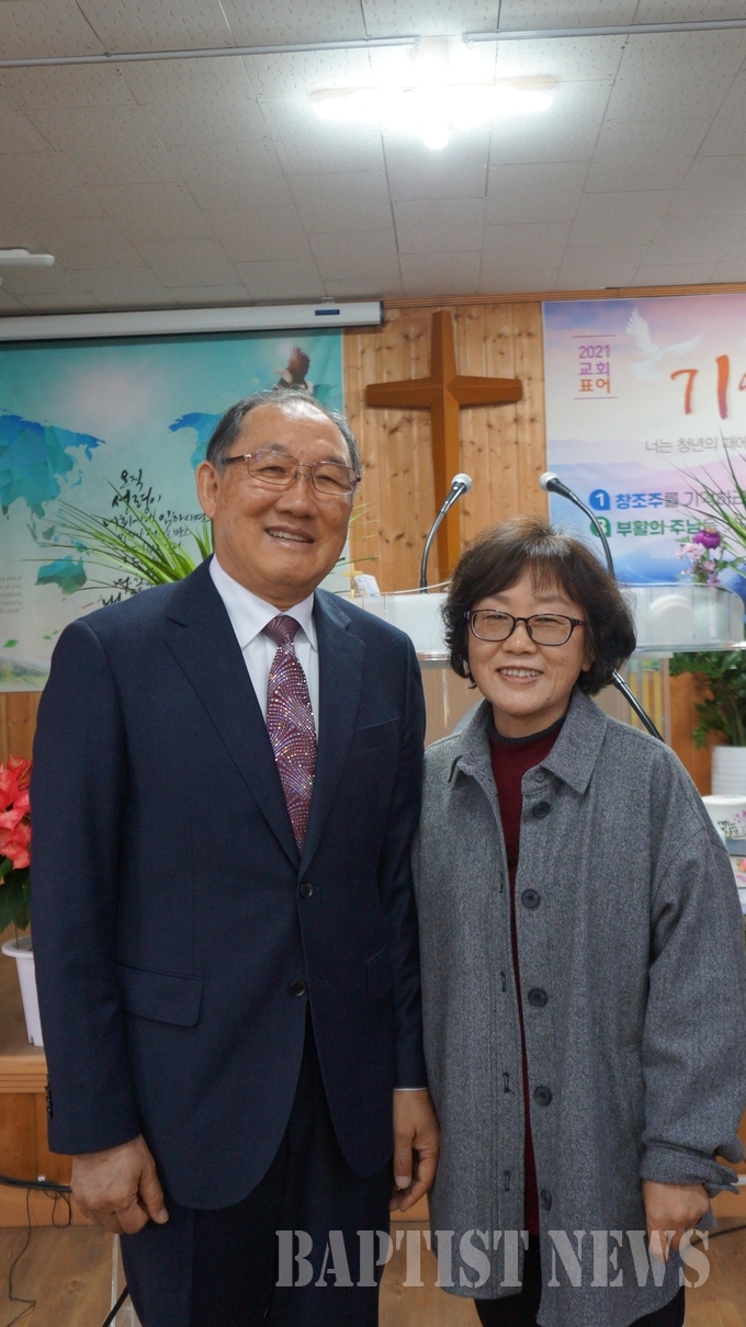 이규선 목사(왼쪽)와 이순진 사모.