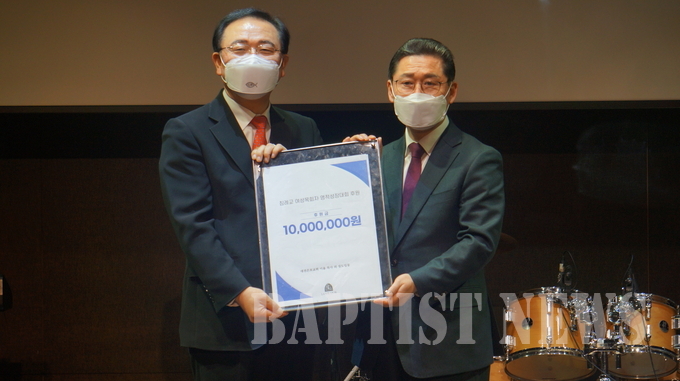 이욥 목사(사진 오른쪽)가 고명진 총회장에게 여성목회자성장대회 후원 헌금 1000만원을 전달하고 있다.