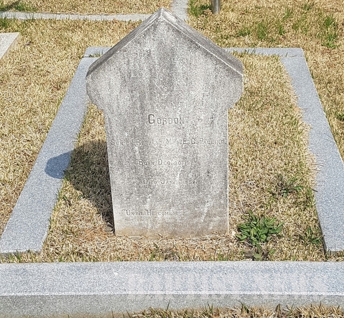 고든 파울링 묘비
