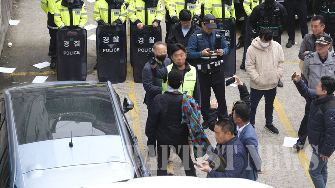 홀로 있다가 강제집행을 당한 인근 교회 목사가 강제집행 측에 항의를 하고 있다.