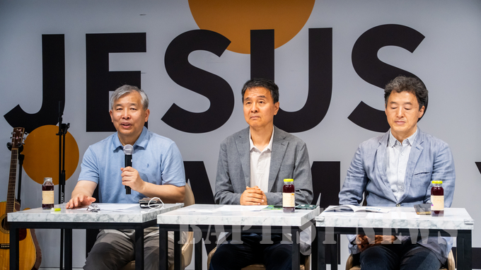 지난 6월 19일 연희교회에서 열린 출간 기자간담회에서 저자 중 한 명인 김한성 교수가 발언을 하고 있다.