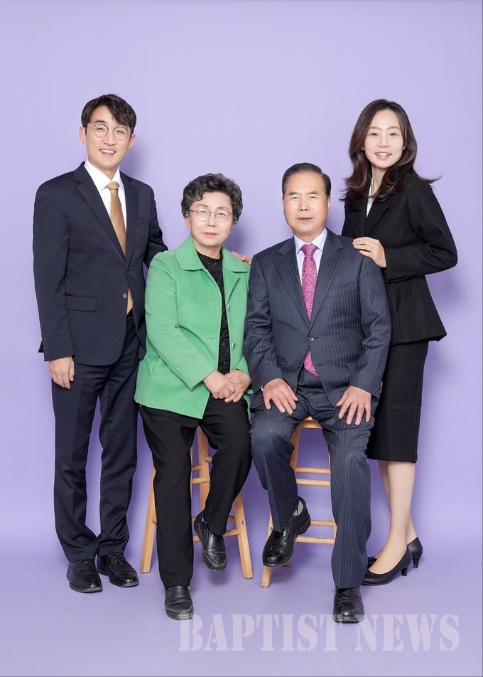 방영규 목사 부부와 김상갑 원로목사 부부와 함께 한 기념사진.